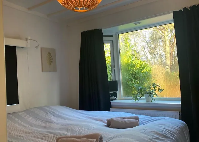 Private Big Garden Double Chalet With Outside Hottub And Barrelsauna, Woodside, Nature